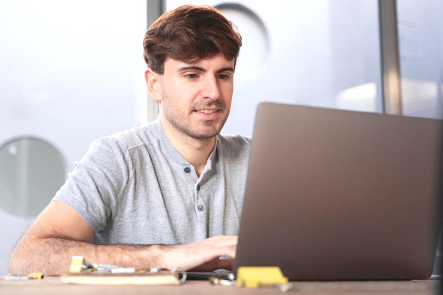 Persona trabajando en planificación financiera con documentos y calculadora